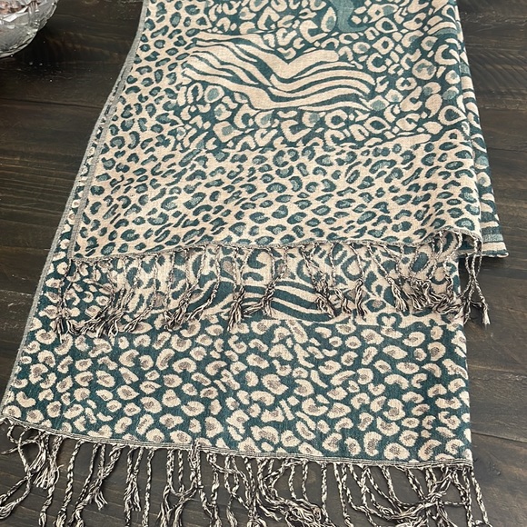 Scarf leopard pattern - Picture 2 of 6